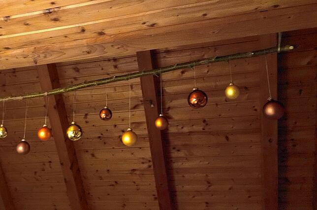 Der Weihnachtsbaum musste gehen, die Kugeln sind geblieben.