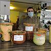 Vor dem Inhaber des &bdquo;89ers&ldquo;-Restaurant Stefan Jung stehen angebotene Weckgläser, die unter anderem mit Rinder-Rouladen und ...