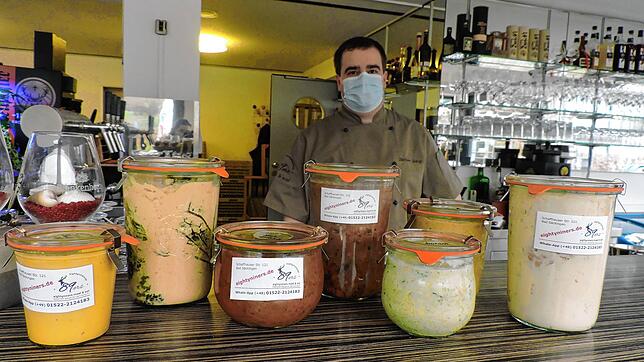 Vor dem Inhaber des &bdquo;89ers&ldquo;-Restaurant Stefan Jung stehen angebotene Weckgläser, die unter anderem mit Rinder-Rouladen und ...