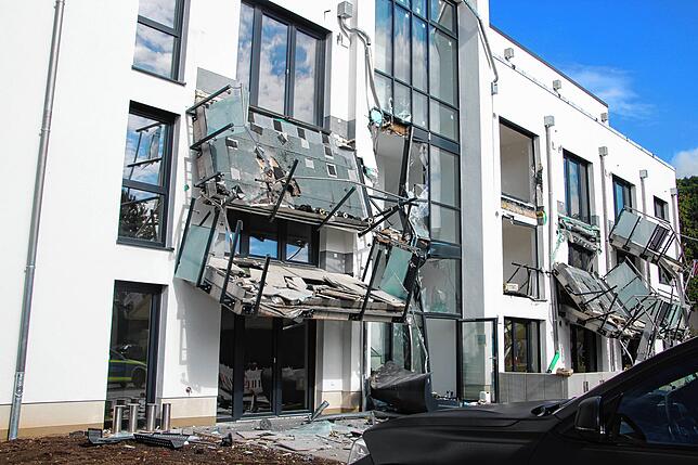Bild 5: Bauunternehmer zerlegt Neubau-Fassade: Das sind die Bilder der Zerstörung