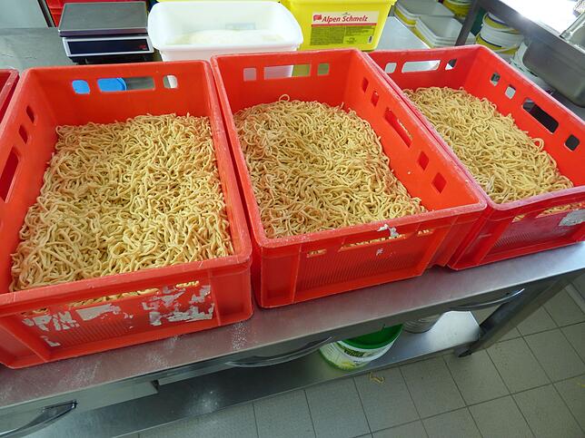 Spätzle sind bei den Gästen des Berggasthofes Höchsten besonders beliebt. Für die Zubereitung wird Mehl benötigt.