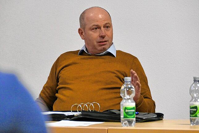 Gemeinderat Roland Halder wehrte sich im Gremium gegen den Verdacht illegal Biberdämme geräumt zu haben.