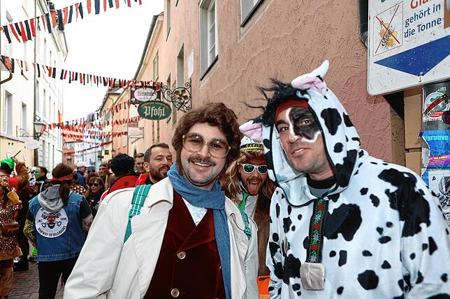 Bild 3: Buntes Treiben in den Gassen &ndash; Narren erobern bei der Straßenfastnacht die Stadt