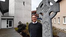 Dekan Peter Nicola steht in Mimmenhausen vor der Kirche Unserer Lieben Frau. Er wechselt im Rahmen der Strukturreform der Erzdiözese ...