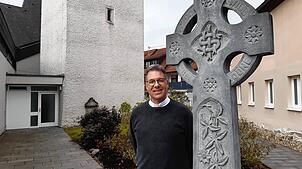 Dekan Peter Nicola steht in Mimmenhausen vor der Kirche Unserer Lieben Frau. Er wechselt im Rahmen der Strukturreform der Erzdiözese ...