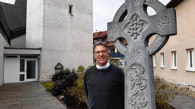 Dekan Peter Nicola steht in Mimmenhausen vor der Kirche Unserer Lieben Frau. Er wechselt im Rahmen der Strukturreform der Erzdiözese ...