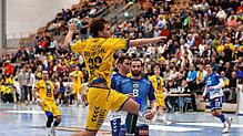 Fynn Beckmann (am Ball) und die HSG Konstanz wollen sich für die 33:37-Niederlage aus dem Hinspiel revanchieren.