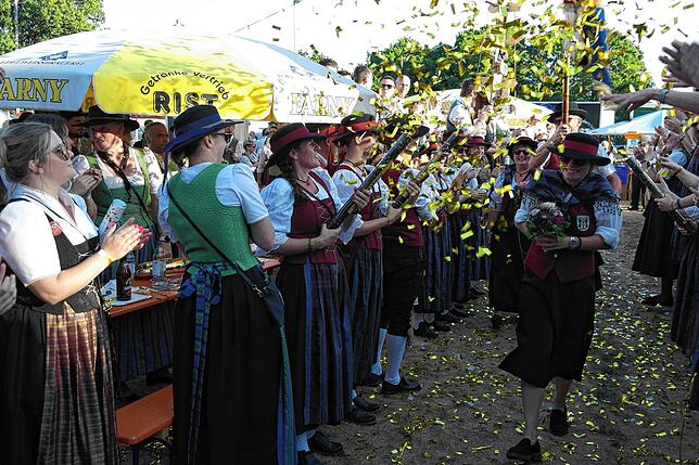 Bild 8: Bilder vom Sternmarsch und Fahneneinmarsch zum 175-jährigen Bestehen der Musikkapelle Ailingen
