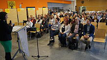 Oberbürgermeisterin Dorothee Eisenlohr (am Rednerpult) eröffnet die Auftaktveranstaltung des Familiennetzwerks. Bild: Mirko Witkowski