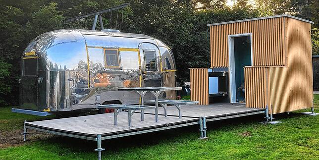 Sechs solcher Airstream-Wohnwagen werden ab kommendem Frühjahr auf dem Bruderhofer-Campingplatz zu mieten sein. Sie verfügen über ein ...