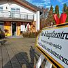 Hinweisschilder weisen vom Parkplatz aus den Weg zum Impf-und Testzentrum im Hotel Waldeck in Bad Dürrheim. Vor dem Eingang ist alles ...