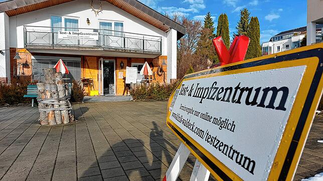 Hinweisschilder weisen vom Parkplatz aus den Weg zum Impf-und Testzentrum im Hotel Waldeck in Bad Dürrheim. Vor dem Eingang ist alles ...