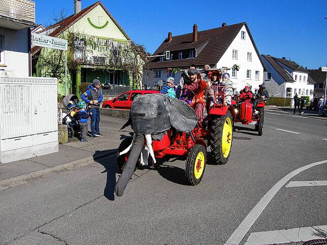 Mitglieder der Hansele verwandelten diesen Trekker in einen stattlichen Elefanten.