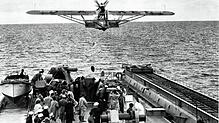 Ein Dornier Wal wird vom Katapultschiff geschossen.