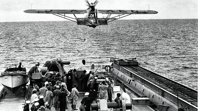 Ein Dornier Wal wird vom Katapultschiff geschossen.