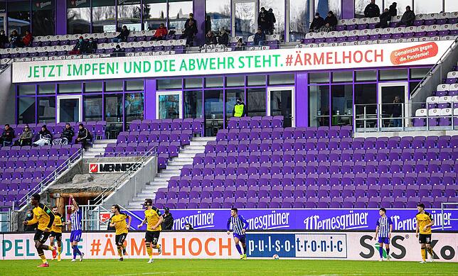 Werbung für die Corona-Impfung während der Pandemie bei einem Zweitligaspiel zwischen dem FC Erzgebirge Aue und der SG Dynamo Dresden. ...