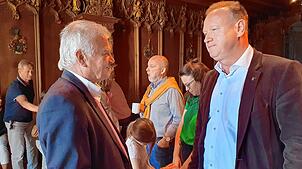 Jan Zeitler (rechts) am Montag im Ratssaal in Überlingen, im Gespräch mit seinem Parteigenossen Michael Wilkendorf.