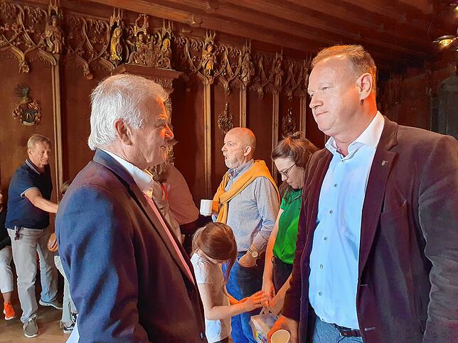 Jan Zeitler (rechts) am Montag im Ratssaal in Überlingen, im Gespräch mit seinem Parteigenossen Michael Wilkendorf.