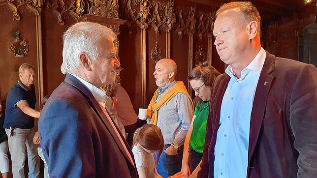 Jan Zeitler (rechts) am Montag im Ratssaal in Überlingen, im Gespräch mit seinem Parteigenossen Michael Wilkendorf.