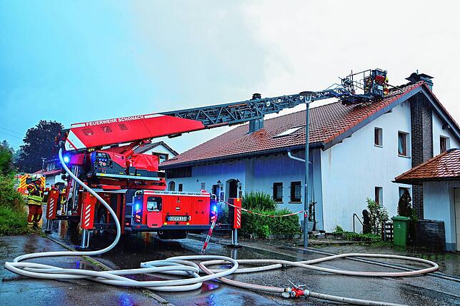 Ein gemeldeter Dachstuhlbrand stellt ruft in Schonach ein Großaufgebot der Feuerwehr auf den Plan. Wie sich herausstellt, war ein ...