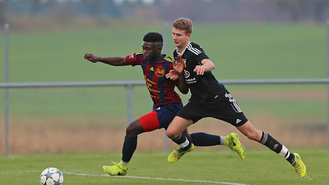 Kaum zu halten war der Allensbacher Franklin Ymele (links) im Spiel beim SV Mühlhausen (rechts Tim Labusch). Der Gästestürmer traf beim ...