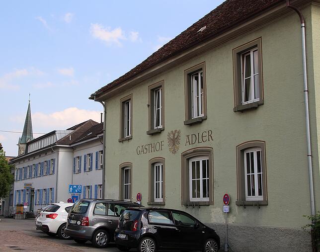 Laut Initiativgruppe könnte das Alte Schulhaus (Hintgergrund) – dort sind derzeit die Musikschule und ein Kindergarten ...