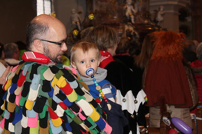 Der kleine Korbinian auf dem Arm seines Vaters Marcel Klaiber.