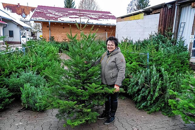 Sonja Kiefer auf ihrem Bauernhof in Überauchen, hier kann man Bäume sogar selbst im Wald aussuchen.