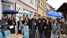 Die Mitglieder des NBV mussten aus Sicherheitsgründen ihre Bar schließen, mischten sich aber unter die Besucher und unterstützten die ...
