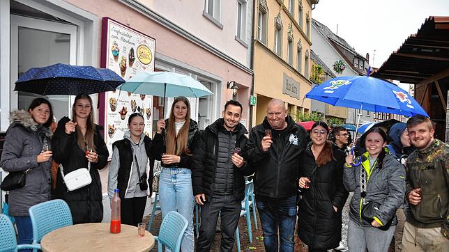 Die Mitglieder des NBV mussten aus Sicherheitsgründen ihre Bar schließen, mischten sich aber unter die Besucher und unterstützten die ...