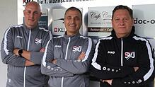 Neue Trainer: Sportchef Daniel Ramirez (rechts) vom SV Jestetten freut sich, dass Jasmin Muric (Mitte) neuer Trainer wird. Als ...