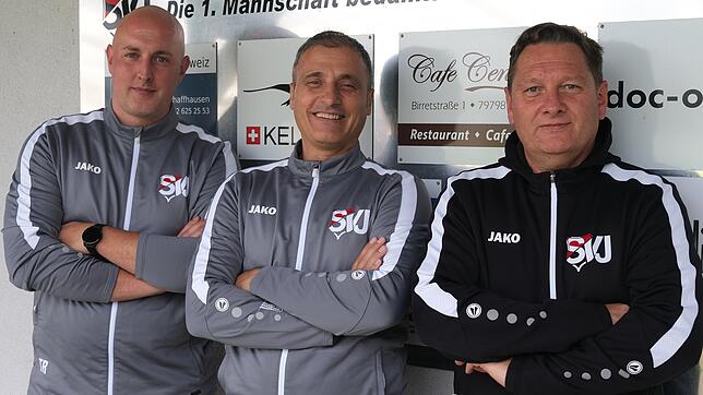 Neue Trainer: Sportchef Daniel Ramirez (rechts) vom SV Jestetten freut sich, dass Jasmin Muric (Mitte) neuer Trainer wird. Als ...