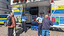 Das Polizeipräsidium Ravensburg informiert in den Sommerferien auf dem Wochenmarkt in Pfullendorf. Die Beamten Andreas Blender (l.) und ...