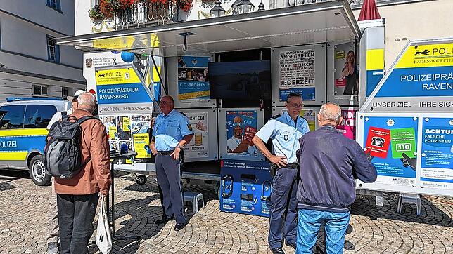 Das Polizeipräsidium Ravensburg informiert in den Sommerferien auf dem Wochenmarkt in Pfullendorf. Die Beamten Andreas Blender (l.) und ...