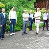 Bad Säckingen hat seine erste &bdquo;Grüne Hausnummer&ldquo;. Von links: Martin Volz von der Sparkasse Hochrhein, Jan Münster von der ...