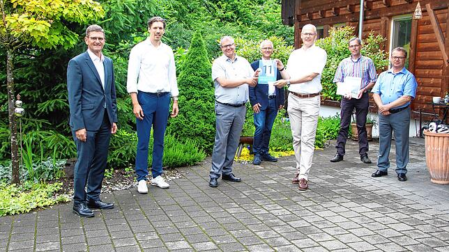 Bad Säckingen hat seine erste &bdquo;Grüne Hausnummer&ldquo;. Von links: Martin Volz von der Sparkasse Hochrhein, Jan Münster von der ...