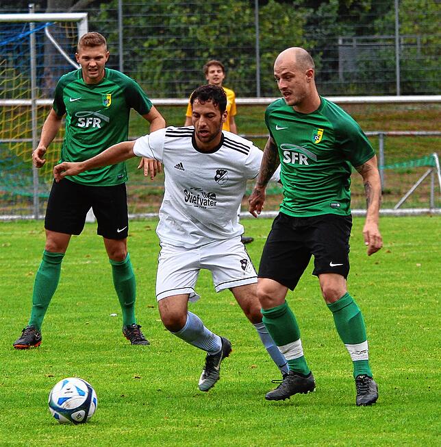 Bald spielender Co-Trainer: Eines seiner letzten Spiele für den SV Herten bestritt Julian Jäger (rechts auf dem Archivbild, gegen Imad ...