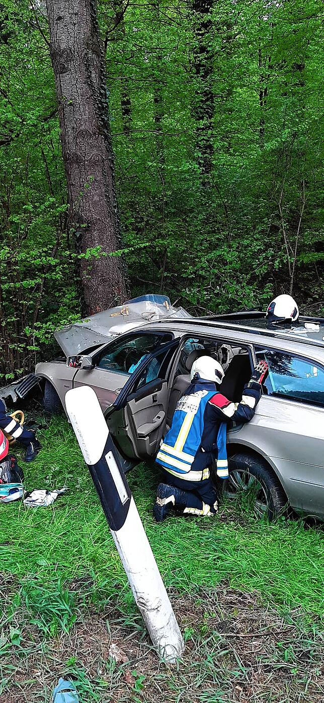 Die Feuerwehr am verunglückten Mercedes.