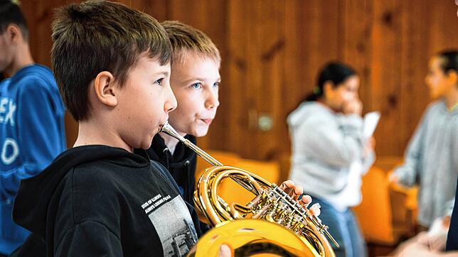 Die ersten Töne am Waldhorn: Das Bild entstand bei der Instrumentenvorstellung an der Grundschule in Erzingen. Wie Musikvereine ...