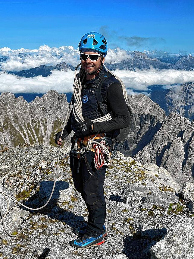 Bergführer Martin Marinac steht nach dem Aufstieg über den Zimba-Westgrat auf dem Gipfel.