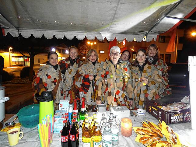 Bild 31: Der Narrenverein feiert mit der Bevölkerung den Beginn der Fasnacht auf dem Rathausplatz