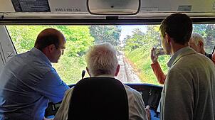 Ministerpräsident als Lokführer der Biberbahn.