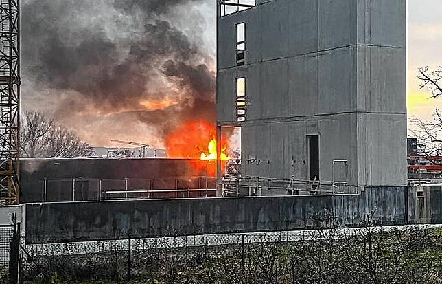 Die Feuerwehren aus Meersburg und der Umgebung wurden am Sonntagabend wegen eines Brandes ins Gewerbegebiet nach Meersburg gerufen.
