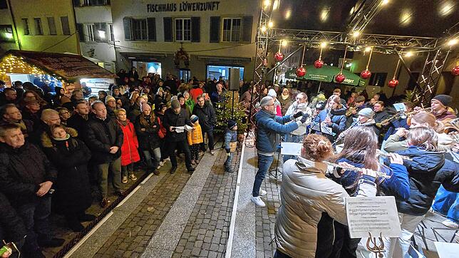 Der Überlinger Weihnachtsmarkt auf der Hofstatt ist unter weihnachtlichen Klängen der Jugendkapelle I eröffnet worden.