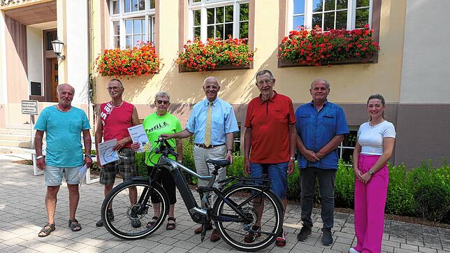 Geehrt werden erfolgreiche Stadtradel-Teilnehmer (von links): Herbert Lupfer, Helmut Rapp, Friedel Fleig, Bürgermeister Fritz Link, ...