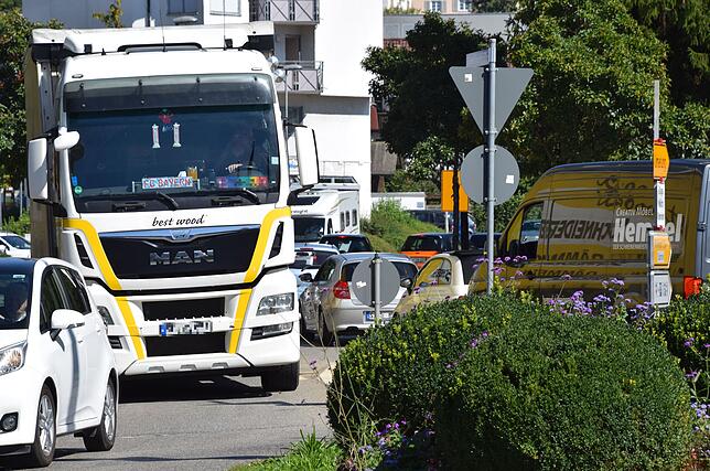 Der Verkehr rollt am Linde-Kreisel manchmal nur langsam.