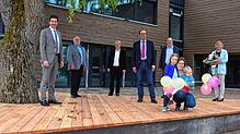 Sie freuen sich, dass die Kindertagesstätte am Buchberg in Kürze bezogen wird (von links): Oberbürgermeister Erik Pauly, Hubert Romer ...