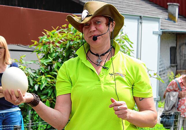 Constanze Wyneken, die auf der Straußenfarm Hegau-Bodensee in Airach für die Führungen zuständig ist und auch im Hofladen ...