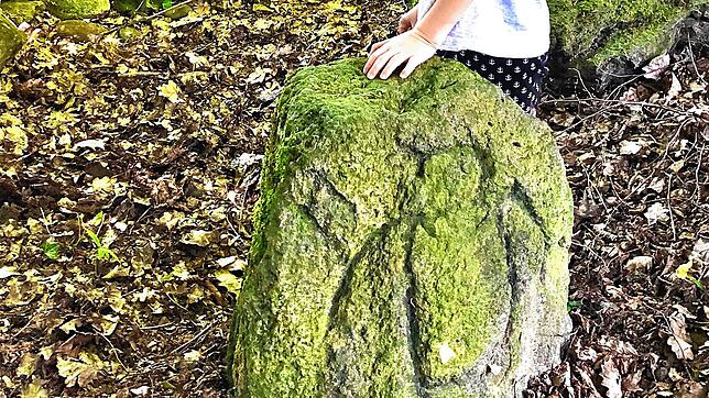 In Gedanken versunken weilt der jüngste Teilnehmer einer Wandergruppe am 1467 schon vorhandenen Hundsberg-Grenzstein. Mit ihm markierte ...