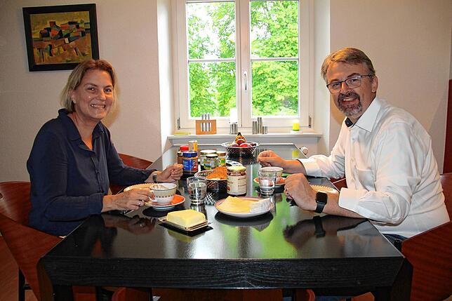 Das Frühstück ist im Hause Gruner Familienritual. Hier frühstückt der OB-Kandidat gemeinsam mit seiner Frau Iris Dörffeldt.